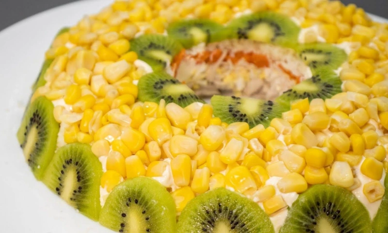 Салат с киви: яркая подача