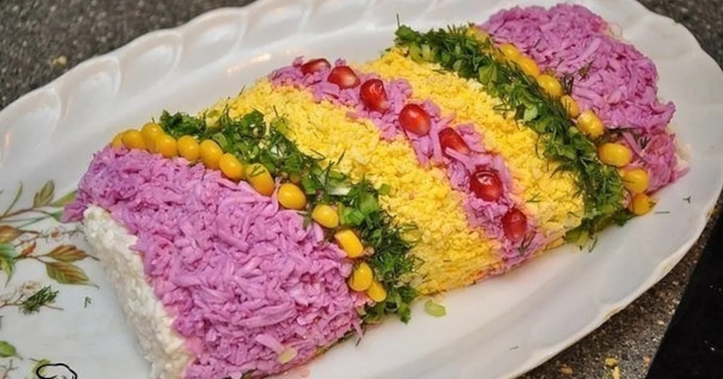 Новогодний салат Хлопушка: яркий рулет