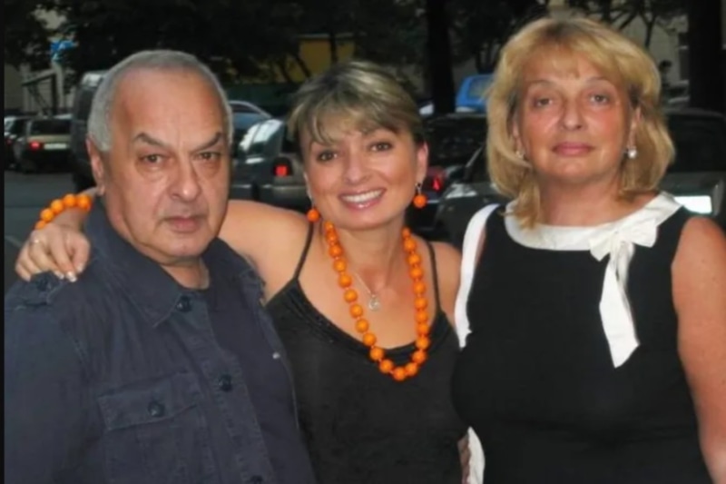 Левон Оганезов с женой и дочерью Левон Оганезов с женой и дочерью