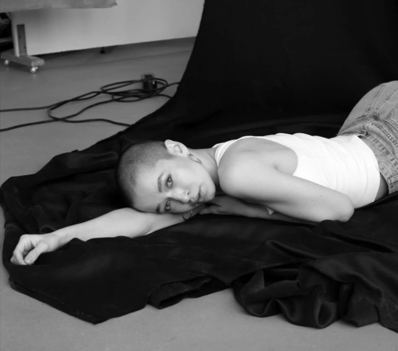 Лысая модель Аиша Белова Лысая модель Аиша Белова