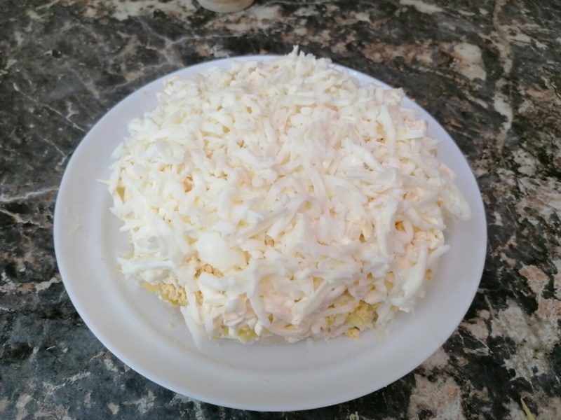 Праздничный салат: нежная слоеная «Снегурочка»