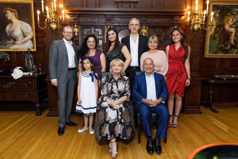 Софья Оганезова с мужем и детьми Софья Оганезова с мужем и детьми