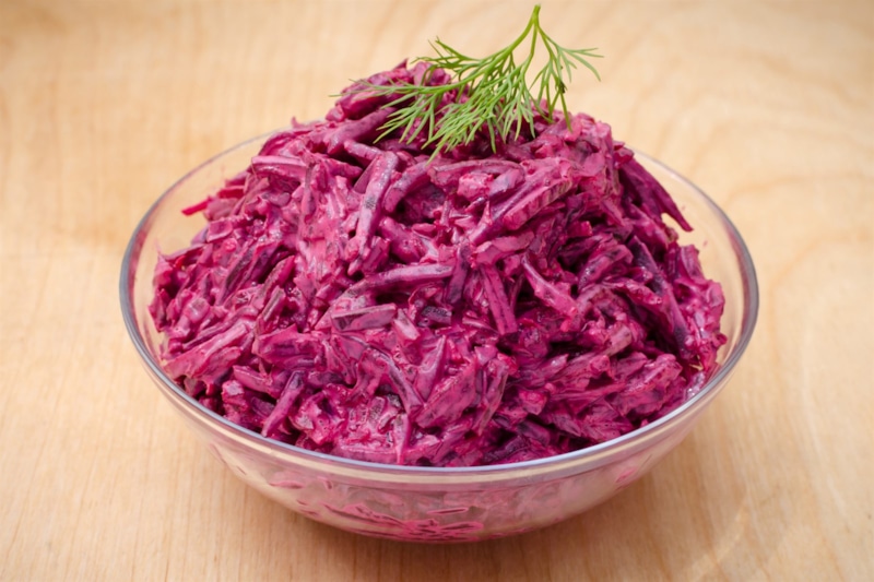 Свекольный салат с сыром: яркая закуска