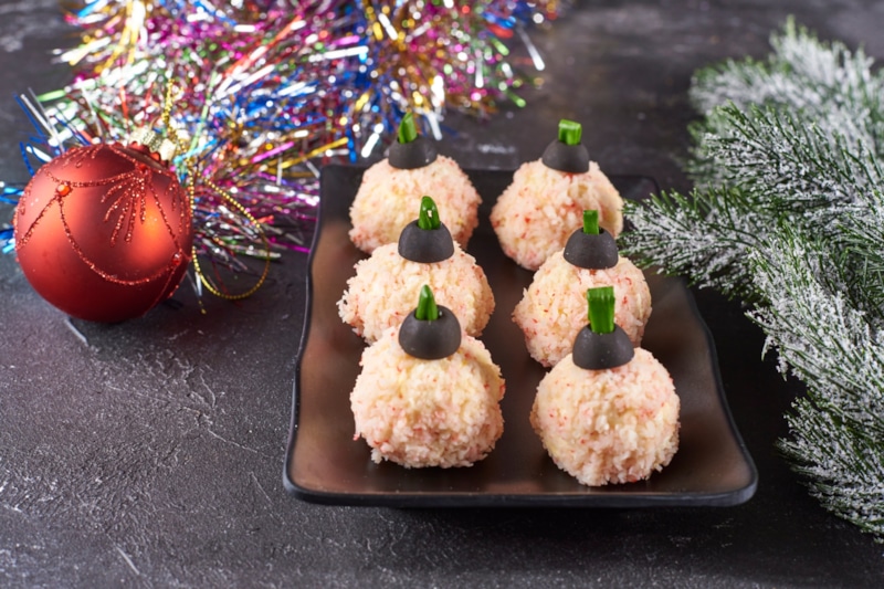 Праздничная закуска в виде шариков: курица и орехи