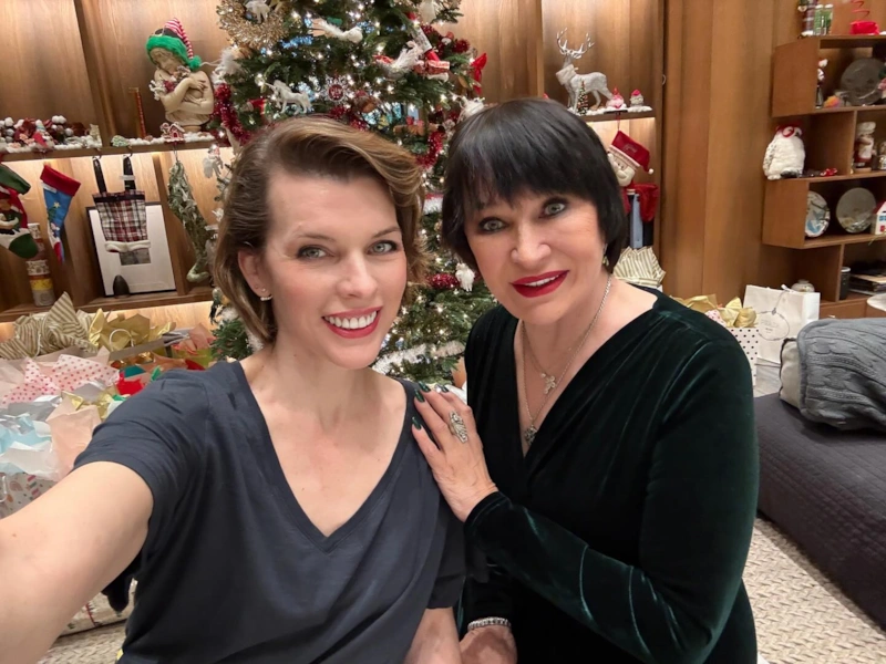 Милла Йовович с матерью Милла Йовович с матерью