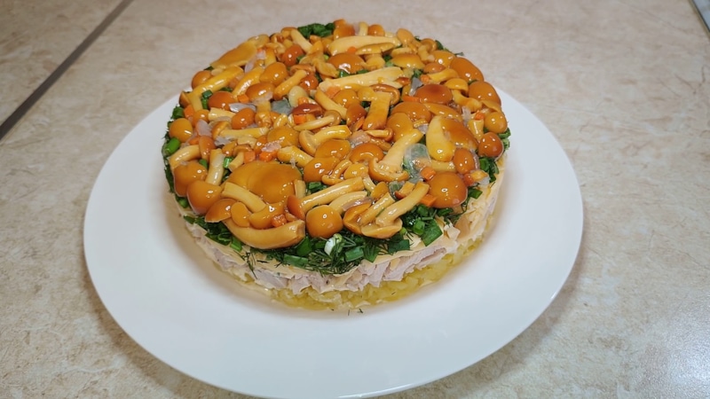 Грибная поляна: слоеный салат Грибная поляна: слоеный салат