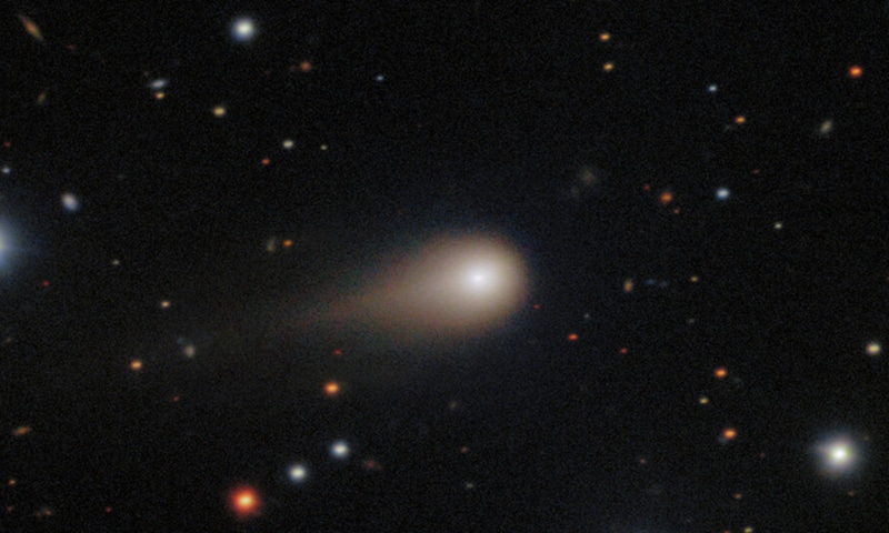 Межзвездная комета: золотое свечение