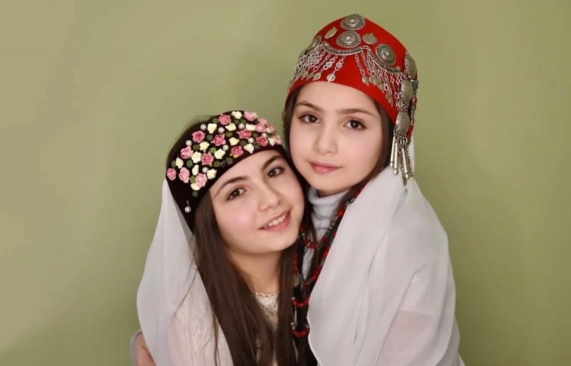 Карина Мнацаканян и сестра