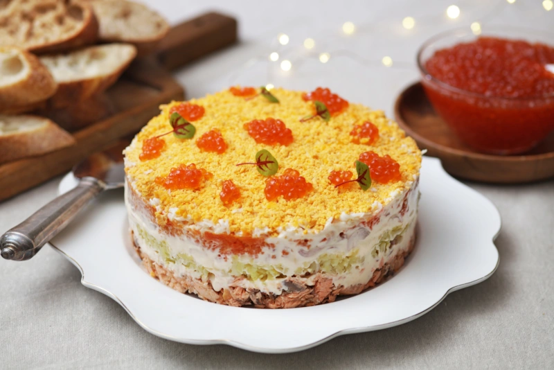 Праздничный салат с форелью: слоеная подача