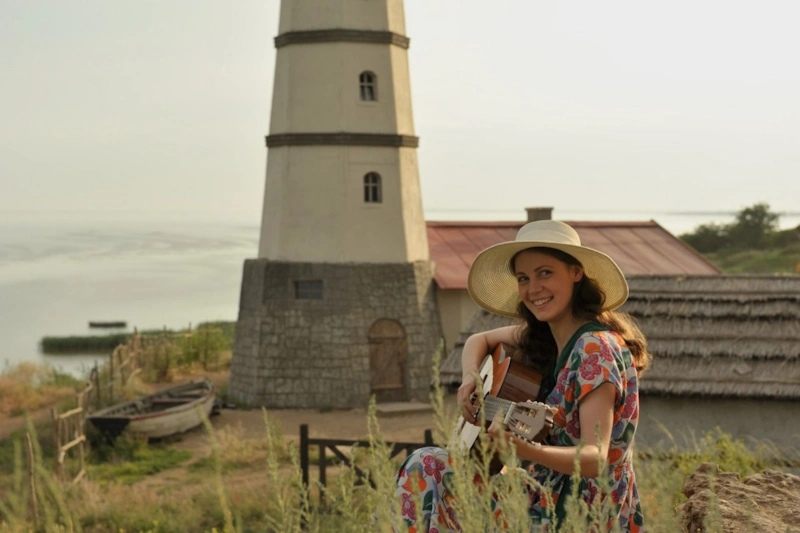 Кадр из сериала  «Долгий свет маяка»