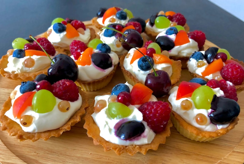 Шоколадные корзинки: фрукты и крем