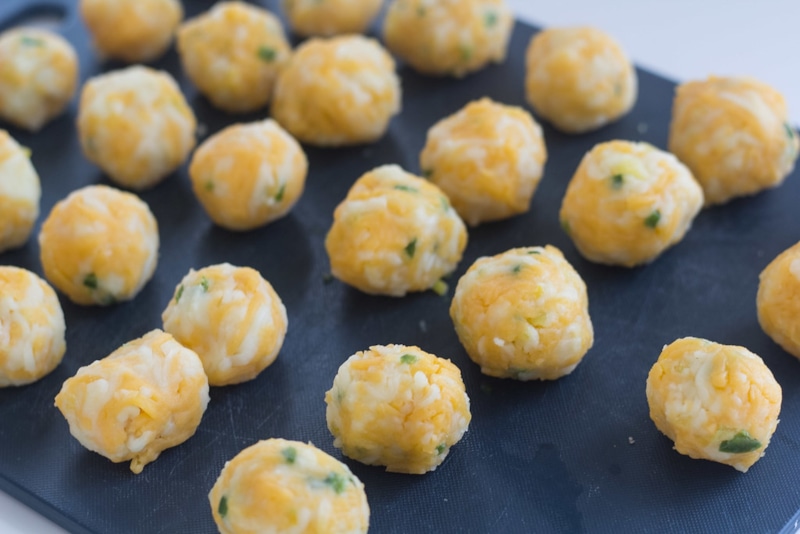 Сырные шарики с ананасом: праздничная закуска