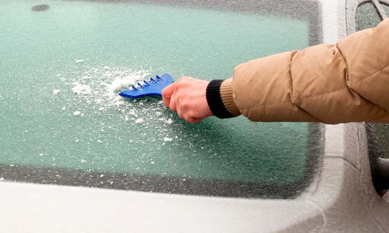 Очистка стекла зимой: без царапин