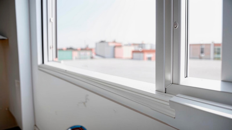 Утепление окон бумагой: простой трюк