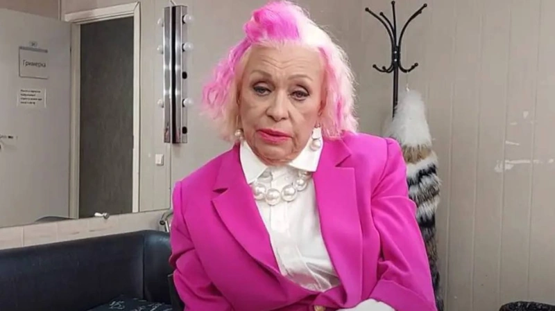 Людмила Поргина с розовыми волосами
