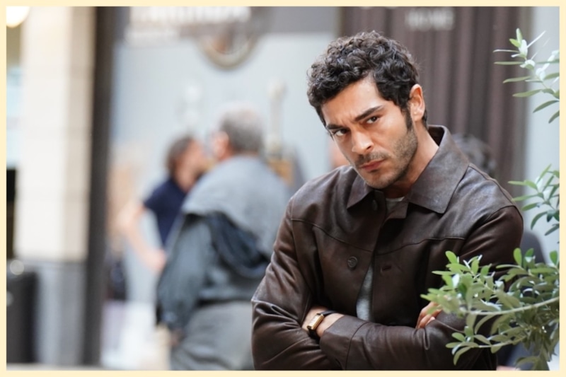 Кадр из сериала «Мошенники»