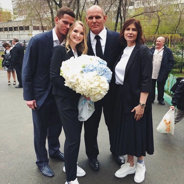 Александр Карелин с женой и детьми