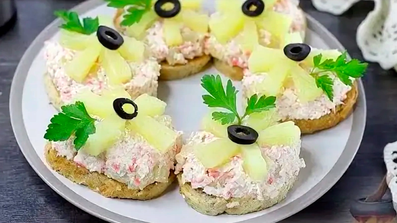 Краб и ананас: праздничный бутерброд