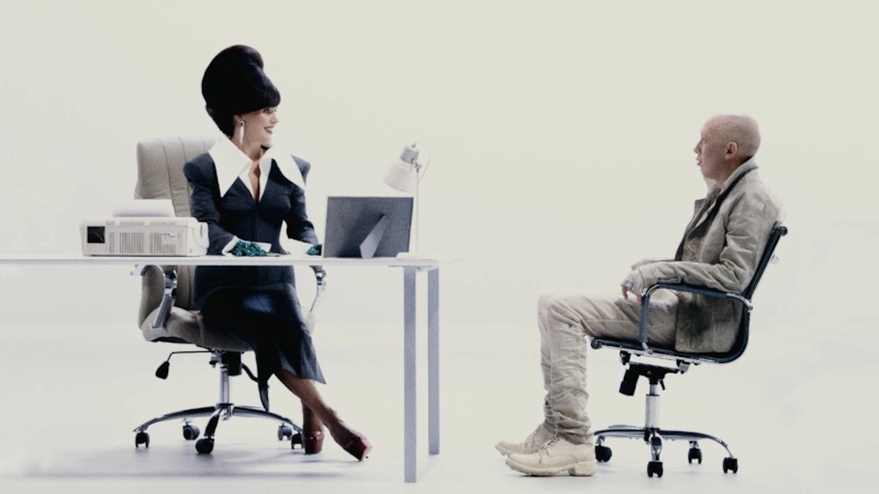 Лев Зулькарнаев и Zivert в фильме «Хозяйка Нейросети»