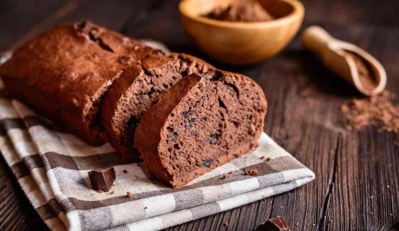 Шоколадный хлеб: пористый мякиш и орехи