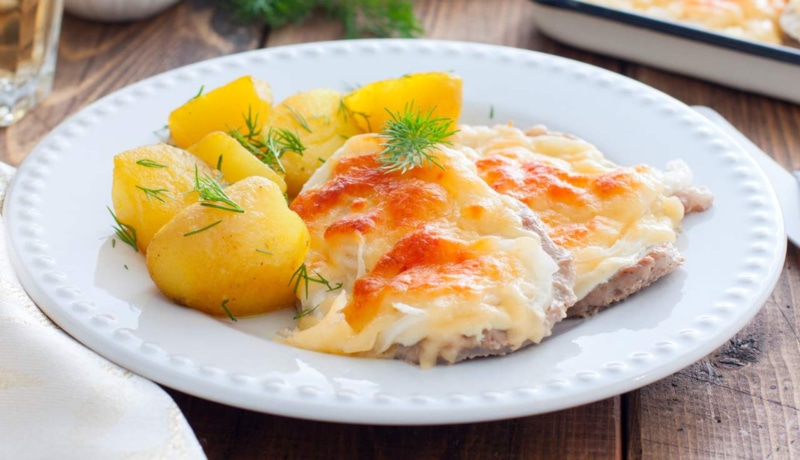 Отбивные с грибами: запекание в духовке