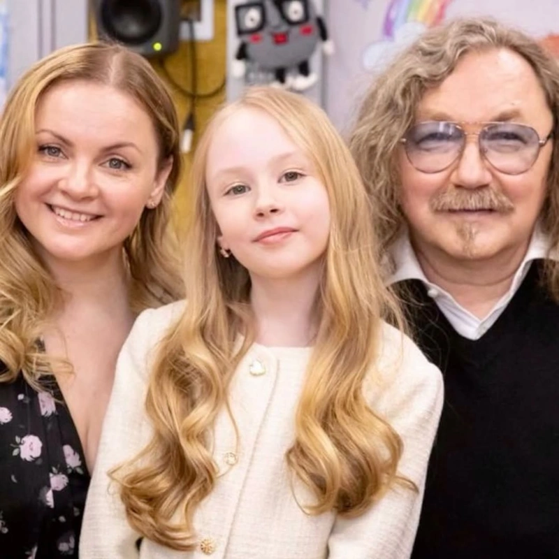 Юлия Проскурякова с дочерью и мужем