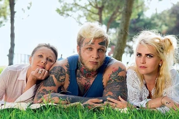 Елена Яковлева с сыном и его бывшей девушкой