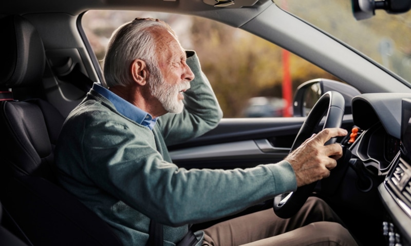 Пожилой водитель за рулем: контроль здоровья