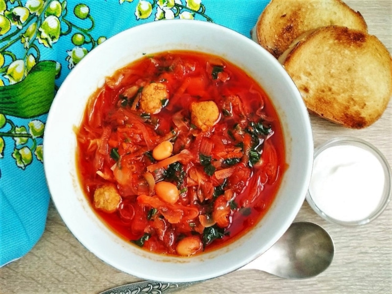 Сибирский борщ: фрикадельки и фасоль