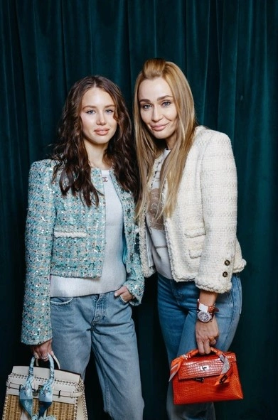 Аврора Киба с матерью