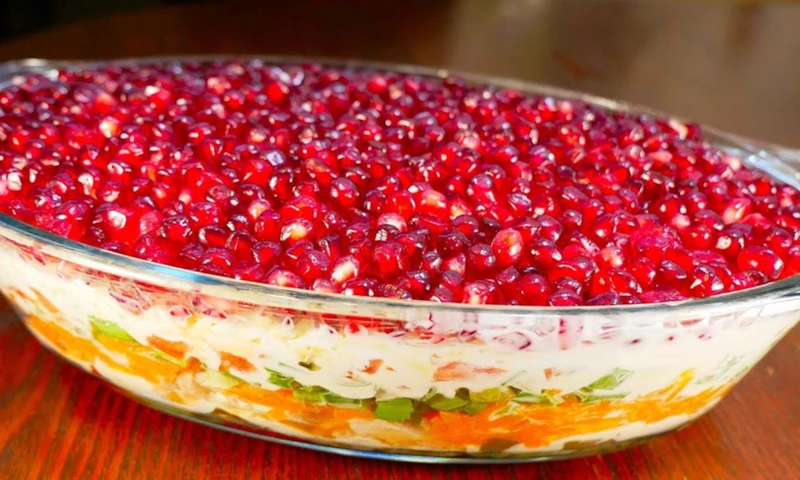 Слоеный салат с гранатом: праздничная царская башня Слоеный салат с гранатом: праздничная царская башня
