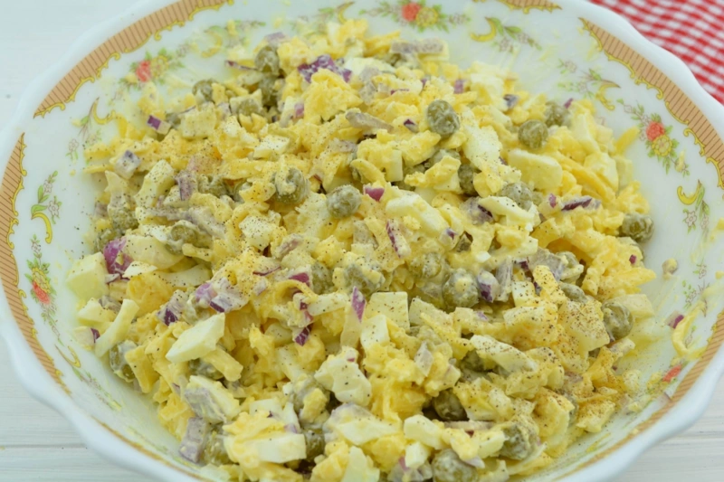 Салат советской кухни: сыр яйца горошек