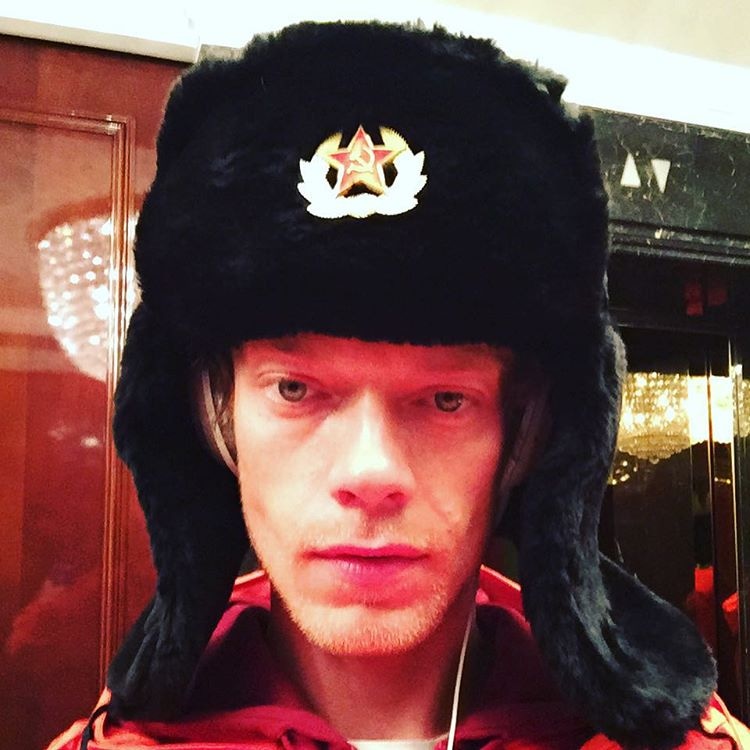 Альфи Аллен в шапке-ушанке