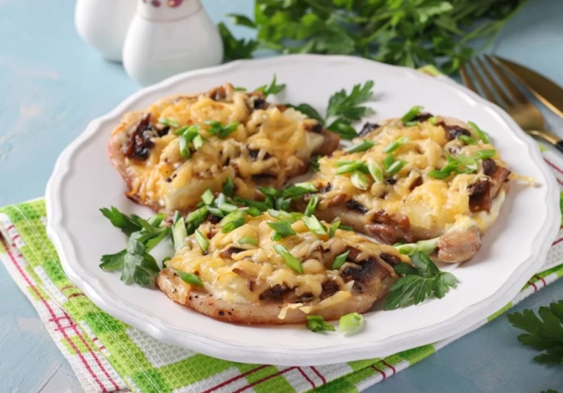 Свиные отбивные с грибами и сыром: запеченное блюдо