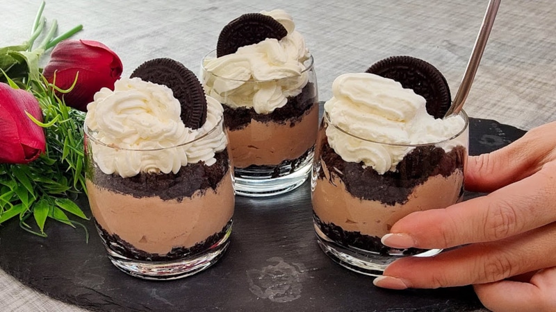 Шоколадный парфе слоями: сливки и печенье Шоколадный парфе слоями: сливки и печенье