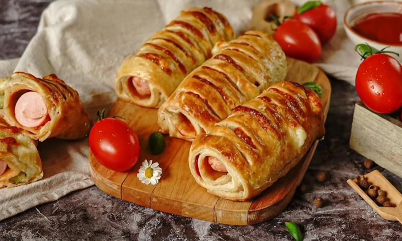 Слоеная закуска с сосисками: хрустящая альтернатива хот-догу