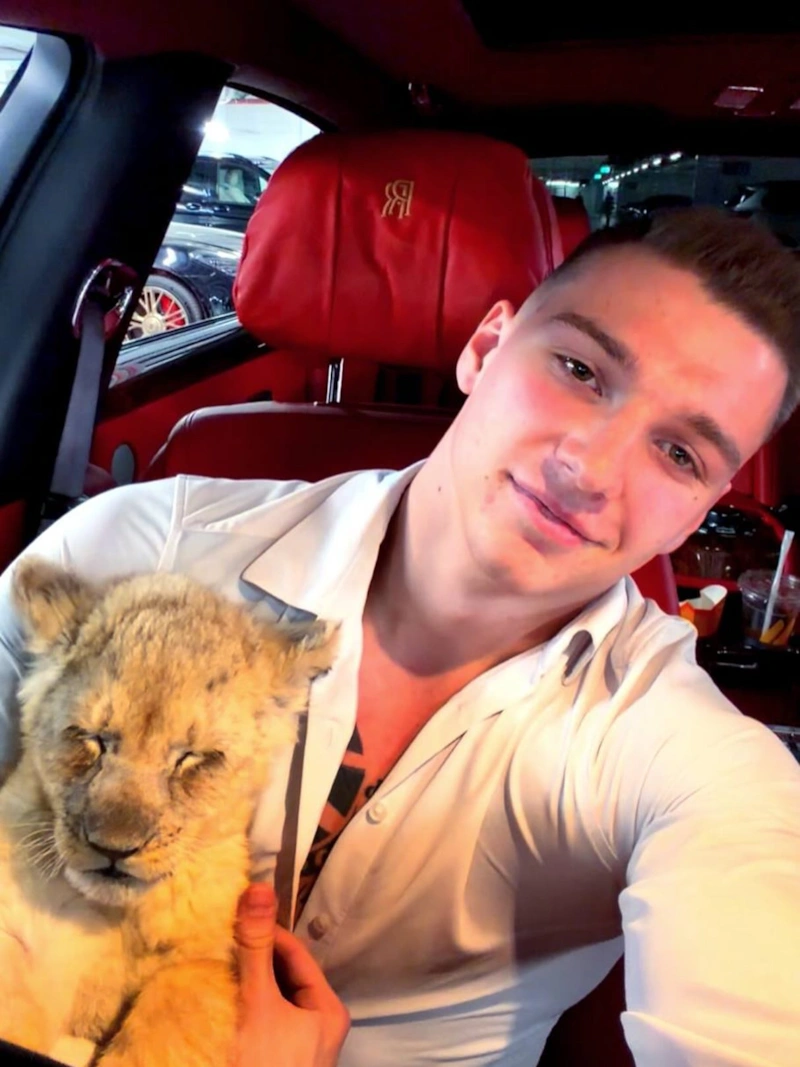 Дмитрий Котов с львенком