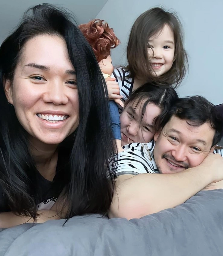 Альбина Мухамбаева с мужем Ренатом и детьми