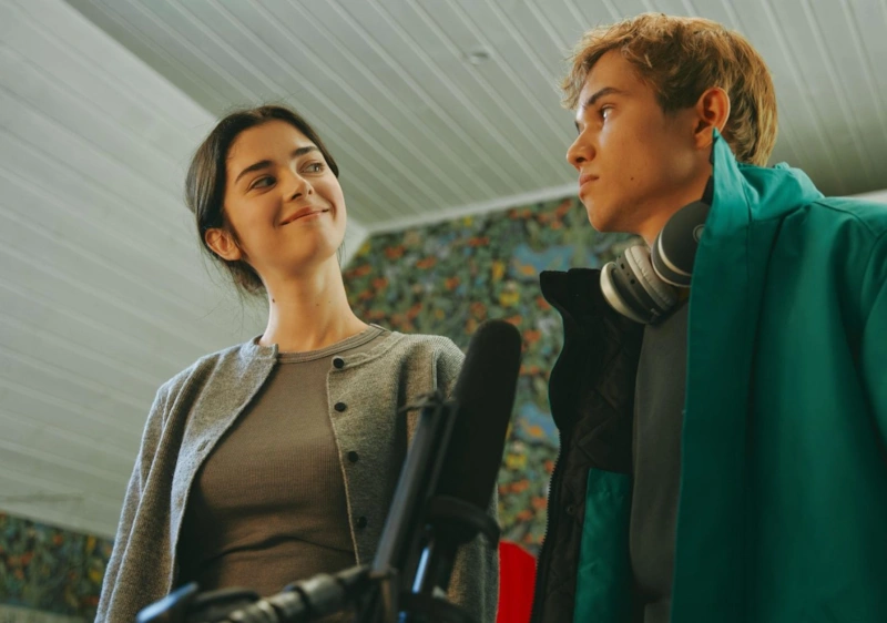 Маша Раскина и Рузиль Мунекаев в сериале «Елки 11»