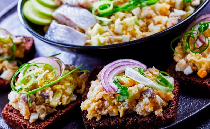 Праздничные бутерброды: селедка с яблоком