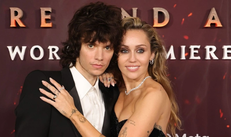 Майли Сайрус подтвердила помолвку и показала кольцо