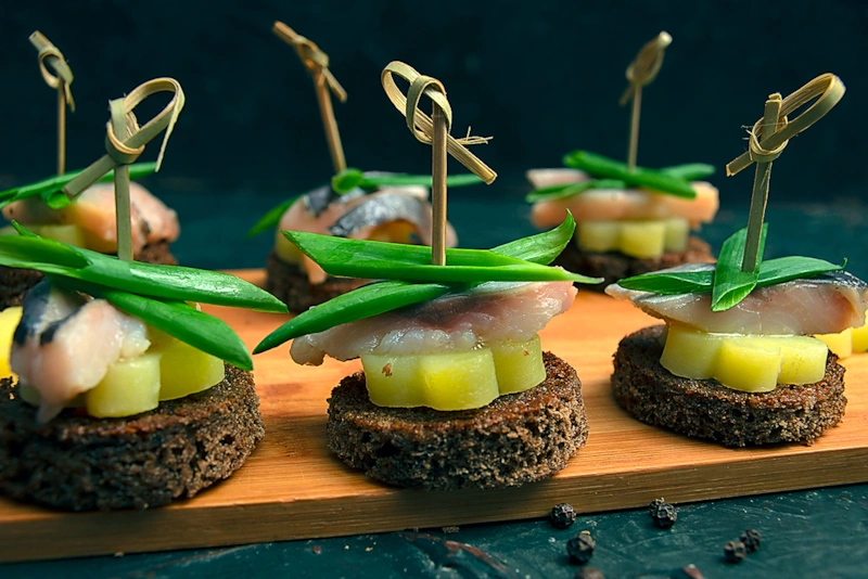 Праздничная закуска: канапе с селедкой
