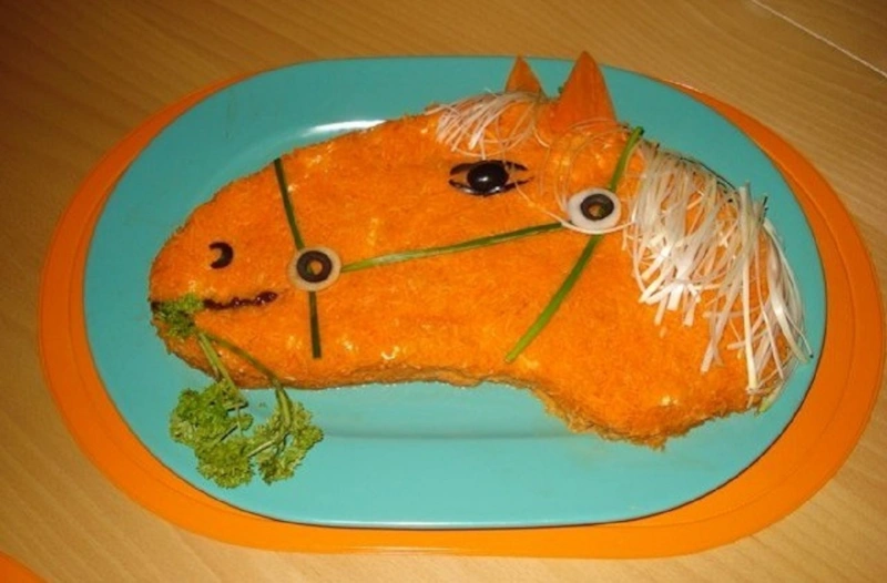 Новогодний салат: лошадка на столе