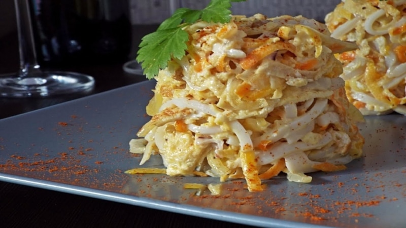 Праздничный салат: кальмары и блины