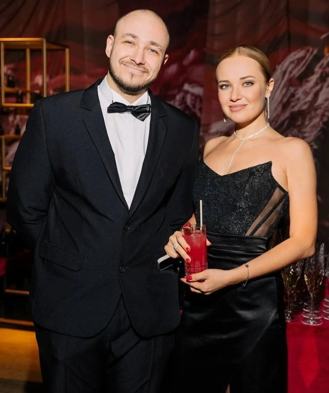 Холла с женой