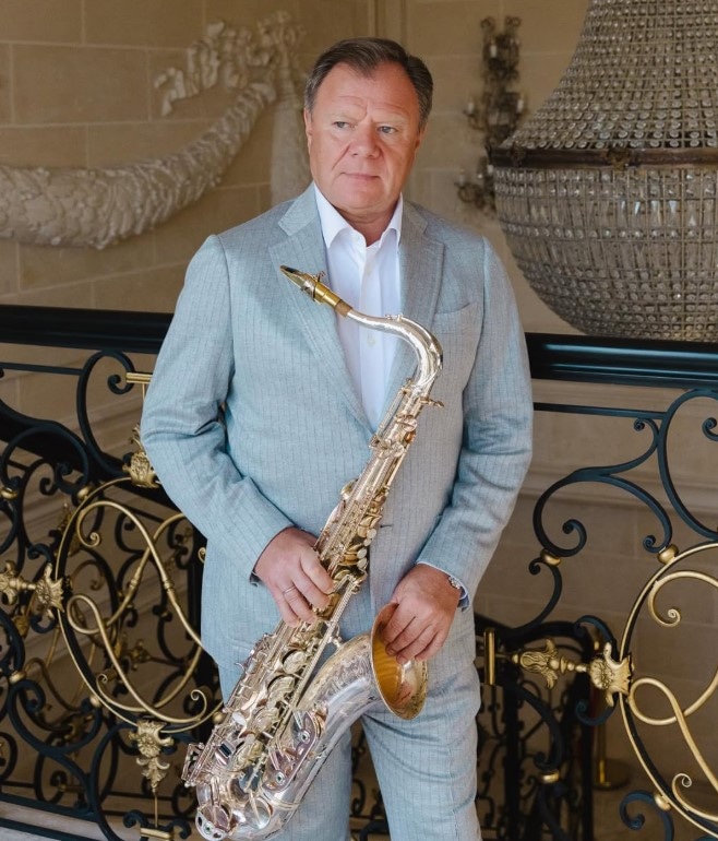 Игорь Бутман с саксофоном