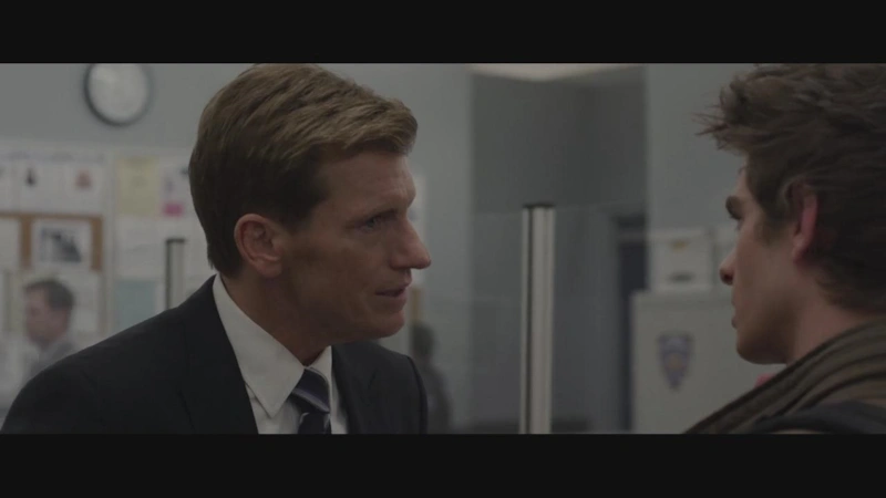 Денис Лири и Эндрю Гарфилд в фильме «Новый Человек-паук»