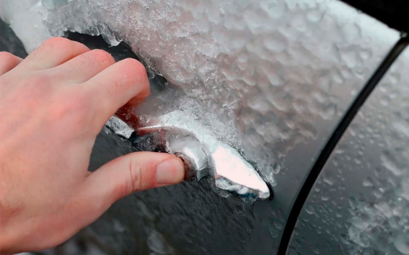 Зима и авто: примерзшая дверь