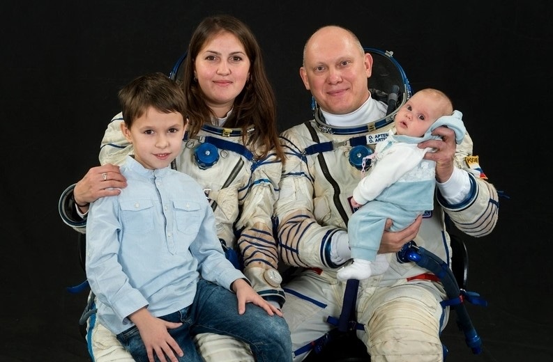 Олег Артемьев с семьей