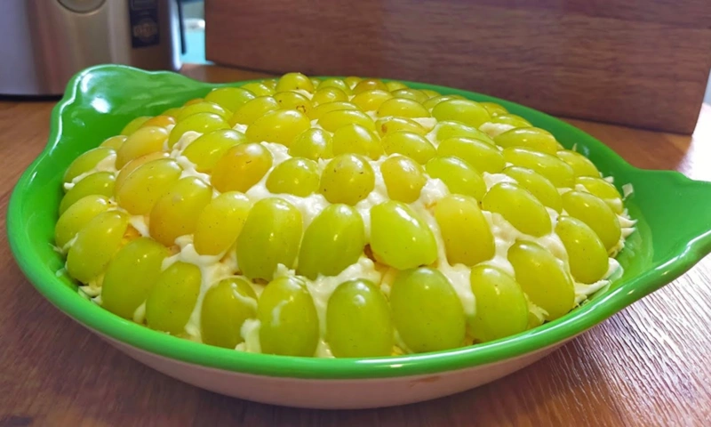 Салат с виноградом: праздничная подача Салат с виноградом: праздничная подача